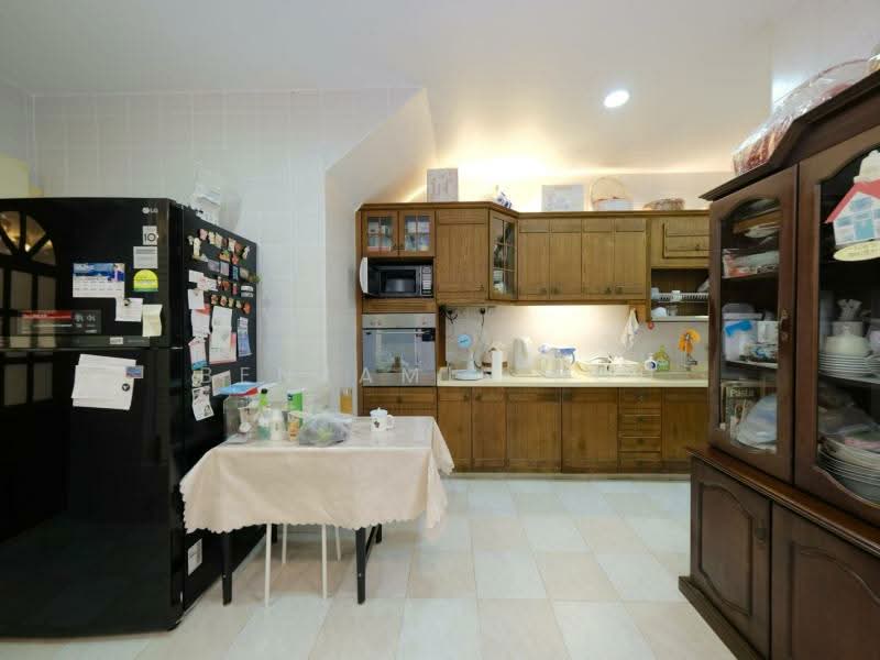 MOVE-IN CONDITION NEAR MRT, Approximately 450m to the MRT Station, 5 Bedrooms, 4,500 sqft, Terraced House For Sale, by Benjamin Soh, 500172891 - Kitchen - PropertyGuru.com.sg