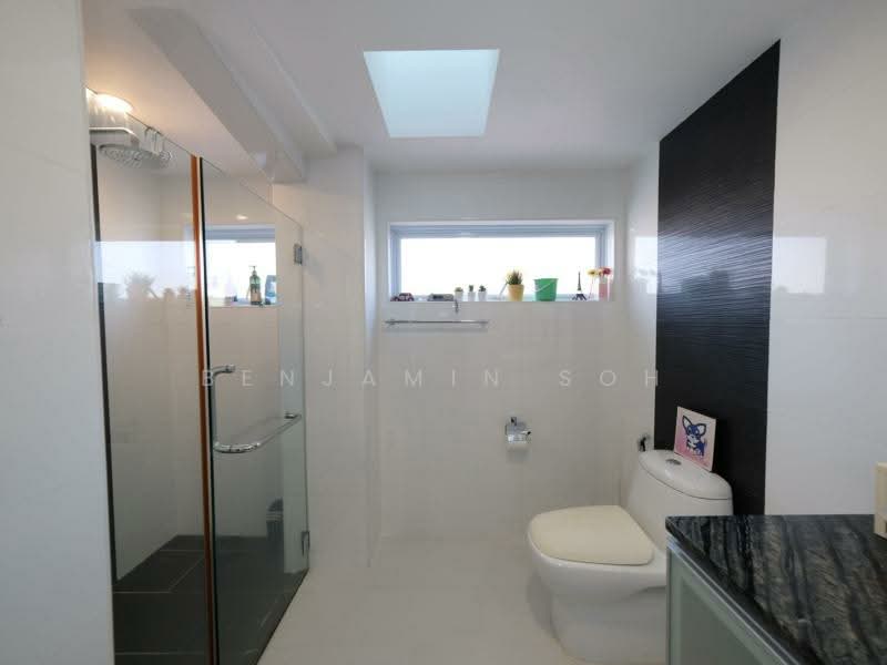 MOVE-IN CONDITION NEAR MRT, Approximately 450m to the MRT Station, 5 Bedrooms, 4,500 sqft, Terraced House For Sale, by Benjamin Soh, 500172891 - Bathroom - PropertyGuru.com.sg