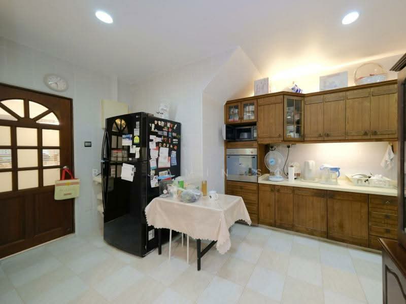 MOVE-IN CONDITION NEAR MRT, Approximately 450m to the MRT Station, 5 Bedrooms, 4,500 sqft, Terraced House For Sale, by Benjamin Soh, 500172891 - Kitchen - PropertyGuru.com.sg