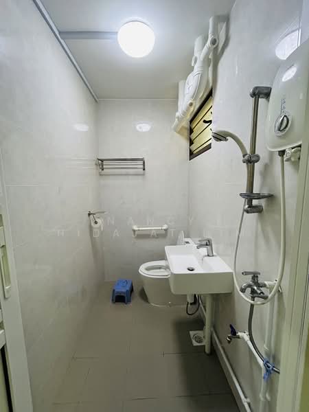 305 Tampines Street 32, 305 Tampines Street 32, 4 Bedrooms, 1,345 sqft, HDB Flat For Sale, by Nancy Hidajat Lim, 500172916 - Bathroom - PropertyGuru.com.sg