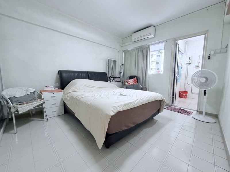 164 Bukit Batok Street 11, 164 Bukit Batok Street 11, 2 Bedrooms, 785 sqft, HDB Flat For Sale, by Kelvin Neo  凯尔文, 500172945 - Master room  - PropertyGuru.com.sg