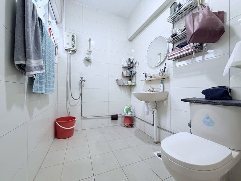 164 Bukit Batok Street 11, 164 Bukit Batok Street 11, 2 Bedrooms, 785 sqft, HDB Flat For Sale, by Kelvin Neo  凯尔文, 500172945 - Master Bathroom - PropertyGuru.com.sg