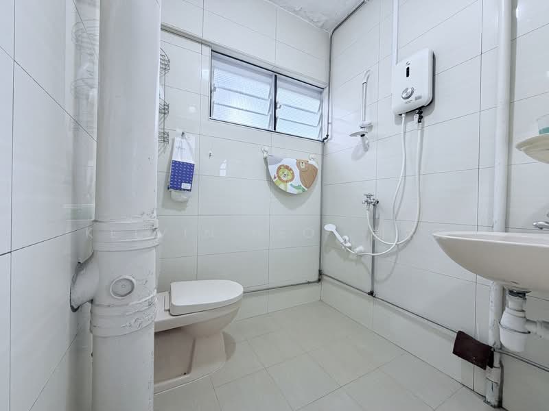 164 Bukit Batok Street 11, 164 Bukit Batok Street 11, 2 Bedrooms, 785 sqft, HDB Flat For Sale, by Kelvin Neo  凯尔文, 500172945 - Bathroom - PropertyGuru.com.sg