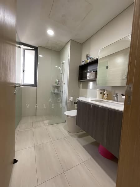 Lakeville, 1 Jurong Lake Link, 3 Bedrooms, 1,141 sqft, Condominium For Rent, by Adora Valerie Tay, 500172983 - Bathroom - PropertyGuru.com.sg
