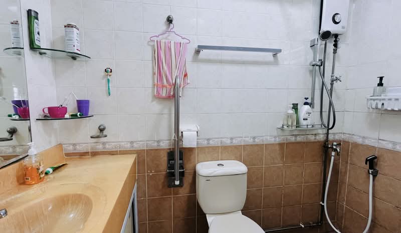 201B Compassvale Drive, 201B Compassvale Drive, 3 Bedrooms, 1,184 sqft, HDB Flat For Sale, by Allan Soh, 500172986 - Master Bathroom - PropertyGuru.com.sg