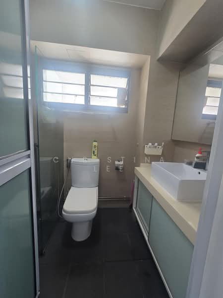 719 Tampines Street 72, 719 Tampines Street 72, 3 Bedrooms, 1,076 sqft, HDB Flat For Sale, by Christina Lee, 500173007 - Bathroom - PropertyGuru.com.sg