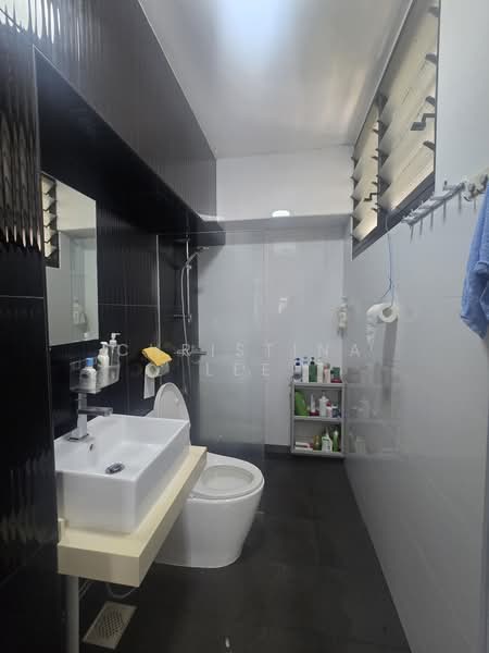 719 Tampines Street 72, 719 Tampines Street 72, 3 Bedrooms, 1,076 sqft, HDB Flat For Sale, by Christina Lee, 500173007 - Bathroom - PropertyGuru.com.sg
