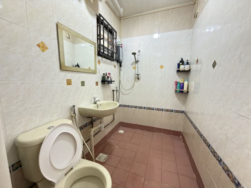 653B Jurong West Street 61, 653B Jurong West Street 61, 3 Bedrooms, 1,184 sqft, HDB Flat For Sale, by Sam Lim, 500173008 - Bathroom - PropertyGuru.com.sg