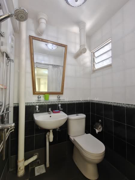 371 Clementi Avenue 4, 371 Clementi Avenue 4, 2 Bedrooms, 731 sqft, HDB Flat For Sale, by Robin Lim, 500173024 - Bathroom - PropertyGuru.com.sg