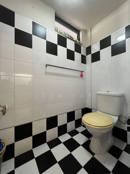 West Coast Gardens, 31 West Coast Lane, Room Rental, 100 sqft, Terraced House For Rent, by Leen Yap, 500173095 - Bathroom - PropertyGuru.com.sg