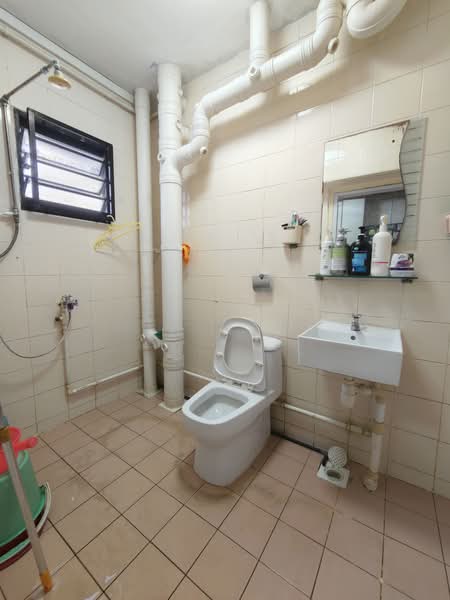 315 Sembawang Vista, 315 Sembawang Vista, 4 Bedrooms, 121 sqft, HDB Flat For Sale, by Kat Wang 王薇毓, 500173144 - Bathroom - PropertyGuru.com.sg