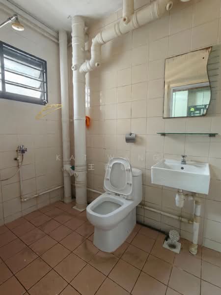 315 Sembawang Vista, 315 Sembawang Vista, Sembawang / Yishun, 4 Bedrooms, 1,331 sqft, HDB Flat For Sale, by Kat Wang 王薇毓, 500173144 - Bathroom - PropertyGuru.com.sg