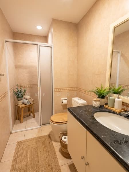 Maple Woods, 985 Bukit Timah Road, 4 Bedrooms, 1,787 sqft, Condominium For Rent, by Anke Moeller, 500173162 - Bathroom - PropertyGuru.com.sg