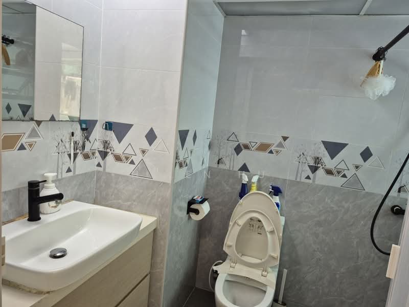 38C Bendemeer Road, 38C Bendemeer Road, 3 Bedrooms, 990 sqft, HDB Flat For Sale, by Helen HU, 500173171 - Bathroom - PropertyGuru.com.sg