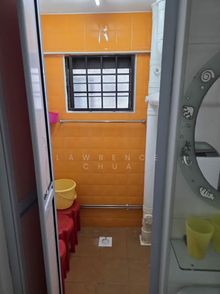 112 Lorong 1 Toa Payoh, 112 Lorong 1 Toa Payoh, 2 Bedrooms, 753 sqft, HDB Flat For Rent, by Lawrence Chua, 500173240 - Bathroom - PropertyGuru.com.sg