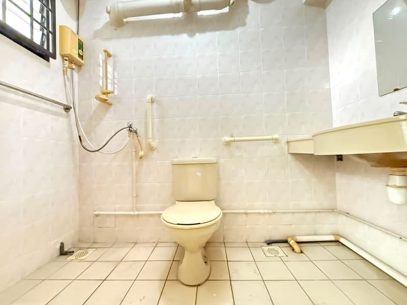 132 Rivervale Street, 132 Rivervale Street, 3 Bedrooms, 1,313 sqft, HDB Flat For Sale, by Winnifred Lim, 500173251 - Bathroom - PropertyGuru.com.sg