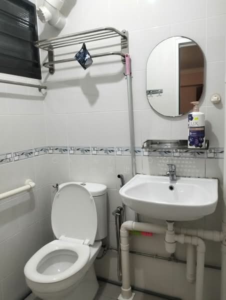 640 Ang Mo Kio Avenue 6, 640 Ang Mo Kio Avenue 6, 2 Bedrooms, 990 sqft, HDB Flat For Rent, by Casey Koo 古家进, 500173291 - Bathroom - PropertyGuru.com.sg