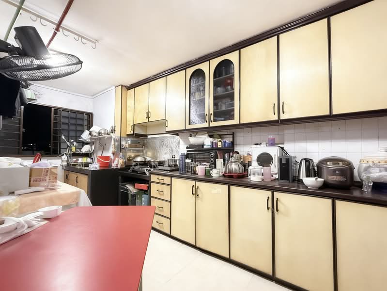 235 Bukit Batok East Avenue 5, 235 Bukit Batok East Avenue 5, 2 Bedrooms, 743 sqft, HDB Flat For Sale, by Anthony Sentosa, 500173304 - Kitchen - PropertyGuru.com.sg