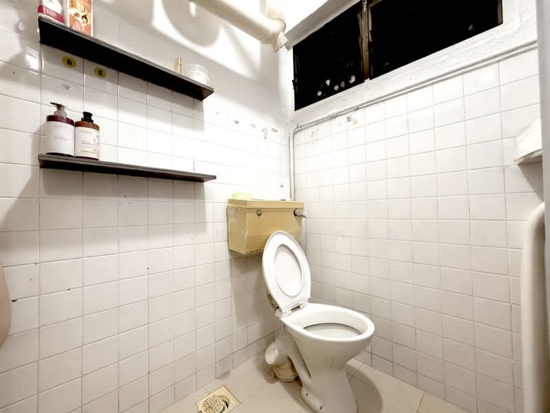235 Bukit Batok East Avenue 5, 235 Bukit Batok East Avenue 5, 2 Bedrooms, 743 sqft, HDB Flat For Sale, by Anthony Sentosa, 500173304 - Bathroom - PropertyGuru.com.sg