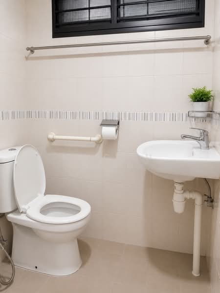 640 Ang Mo Kio Avenue 6, 640 Ang Mo Kio Avenue 6, 2 Bedrooms, 990 sqft, HDB Flat For Rent, by Malcolm Wong, 500173333 - Bathroom - PropertyGuru.com.sg