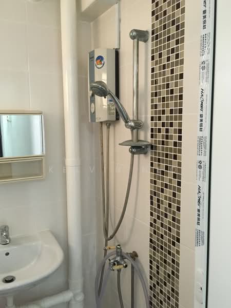 332 Ang Mo Kio Avenue 1, 332 Ang Mo Kio Avenue 1, 2 Bedrooms, 882 sqft, HDB Flat For Rent, by Kelvin Neo, 500173341 - Bathroom - PropertyGuru.com.sg