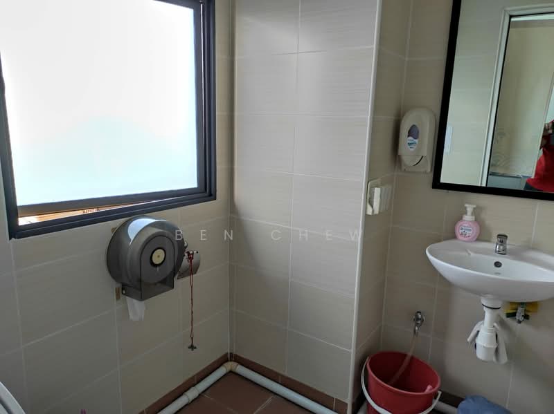 Tradehub 21, 18 Boon Lay Way, 1,518 sqft, Light Industrial (B1) For Sale, by Ben Chew, 500173357 - Bathroom - CommercialGuru.com.sg