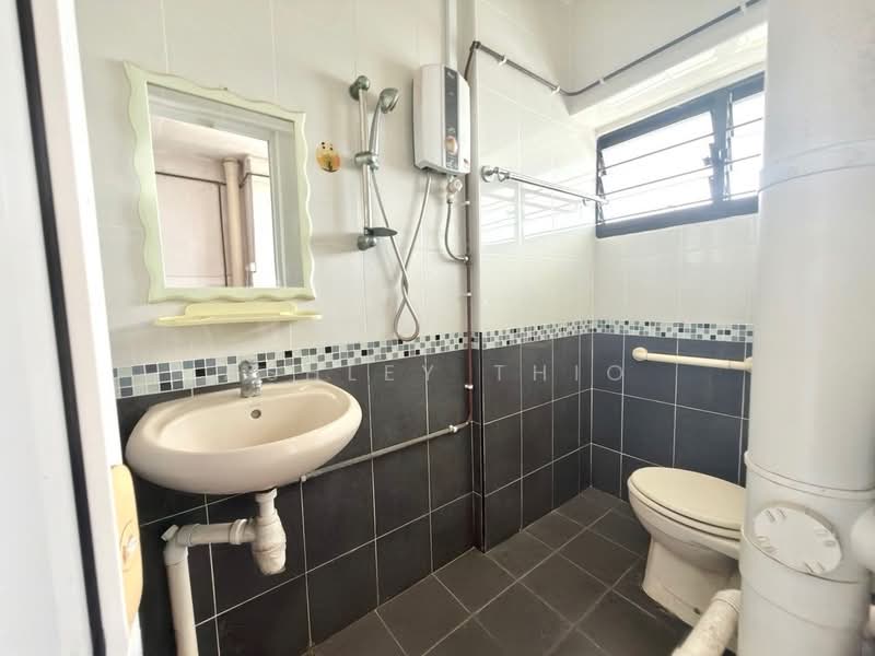 620 Bedok Reservoir Road, 620 Bedok Reservoir Road, 1 Bedroom, 484 sqft, HDB Flat For Sale, by Ashley Thio, 500173377 - Bathroom - PropertyGuru.com.sg