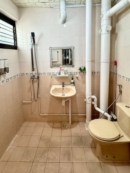 20 Bedok South Road, 20 Bedok South Road, 3 Bedrooms, 1,259 sqft, HDB Flat For Sale, by Lance Poh, 500173396 - Bathroom - PropertyGuru.com.sg
