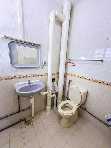 51 Sims Drive, 51 Sims Drive, 3 Bedrooms, 1,259 sqft, HDB Flat For Sale, by Mohammed Fiajudeen, 500173398 - Bathroom - PropertyGuru.com.sg