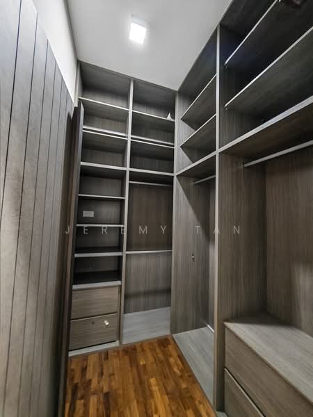 1 King Albert Park, 1 King Albert Park, 3 Bedrooms, 1,421 sqft, Condominium For Rent, by Jeremy Tan, 500173413 - Master Bedroom walk in wardrobe - PropertyGuru.com.sg