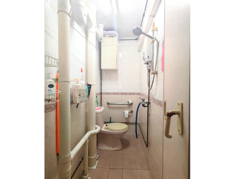 112 Commonwealth Crescent, 112 Commonwealth Crescent, 3 Bedrooms, 646 sqft, HDB Flat For Sale, by Liz Toh, 500173419 - Bathroom - PropertyGuru.com.sg