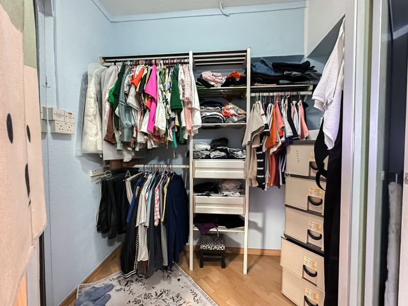 401 Jurong West Street 42, 401 Jurong West Street 42, 4 Bedrooms, 1,453 sqft, HDB Flat For Sale, by Gabriel Tan, 500173423 - Walk-in Wardrobe - PropertyGuru.com.sg