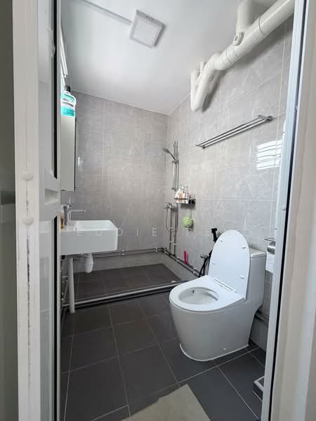 124 Simei Street 1, 124 Simei Street 1, 3 Bedrooms, 1,313 sqft, HDB Flat For Rent, by Eddie Peh, 500173431 - Bathroom - PropertyGuru.com.sg