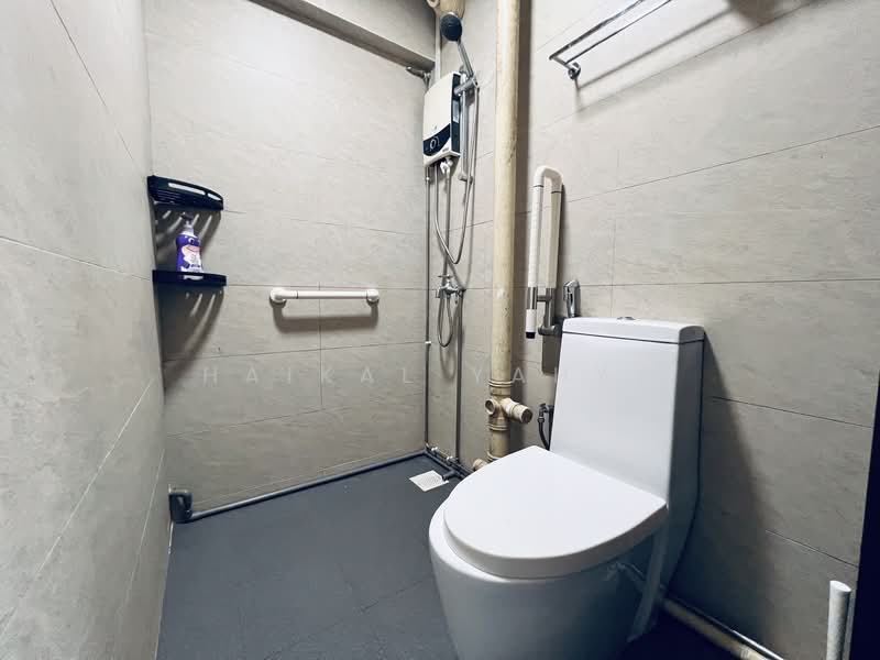 412 Commonwealth Avenue West, 412 Commonwealth Avenue West, 3 Bedrooms, 1,044 sqft, HDB Flat For Rent, by Haikal Yahya, 500173511 - Bathroom - PropertyGuru.com.sg