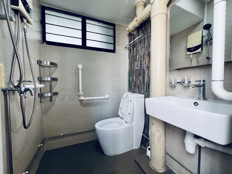 412 Commonwealth Avenue West, 412 Commonwealth Avenue West, 3 Bedrooms, 1,044 sqft, HDB Flat For Rent, by Haikal Yahya, 500173511 - Bathroom - PropertyGuru.com.sg