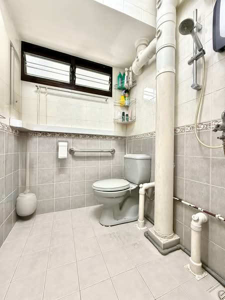320 Ang Mo Kio Avenue 1, 320 Ang Mo Kio Avenue 1, 2 Bedrooms, 947 sqft, HDB Flat For Sale, by Cindy Wang, 500173514 - Bathroom - PropertyGuru.com.sg