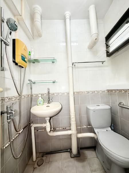 320 Ang Mo Kio Avenue 1, 320 Ang Mo Kio Avenue 1, 2 Bedrooms, 947 sqft, HDB Flat For Sale, by Cindy Wang, 500173514 - Bathroom - PropertyGuru.com.sg