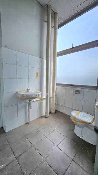 West Connect Building, 10 Buroh Street, 1,733 sqft, Factory / Workshop (B2) For Sale, by Tan Heng Kee, 500173517 - Bathroom - CommercialGuru.com.sg