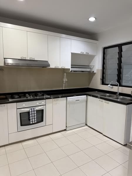 Regency Park, 11 Nathan Road, 3 Bedrooms, 3,175 sqft, Condominium For Rent, by Milly Chia, 500173520 - Kitchen - PropertyGuru.com.sg
