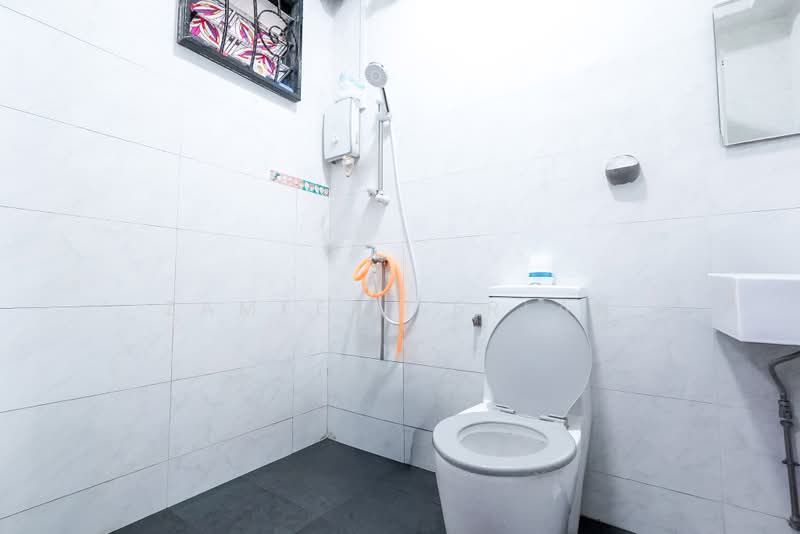 622 Senja Road, 622 Senja Road, 3 Bedrooms, 968 sqft, HDB Flat For Sale, by Zameer Serlan, 500173581 - Master Bathroom - PropertyGuru.com.sg