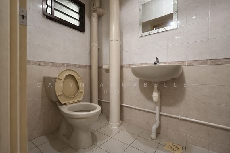 4 Room HDB walking distance to Bahar Junction MRT, short bus ride to Boon Lay, , 3 Bedrooms, 980 sqft, HDB Flat For Sale, by Caryn Annabelle Ho, 500173612 - Bathroom - PropertyGuru.com.sg