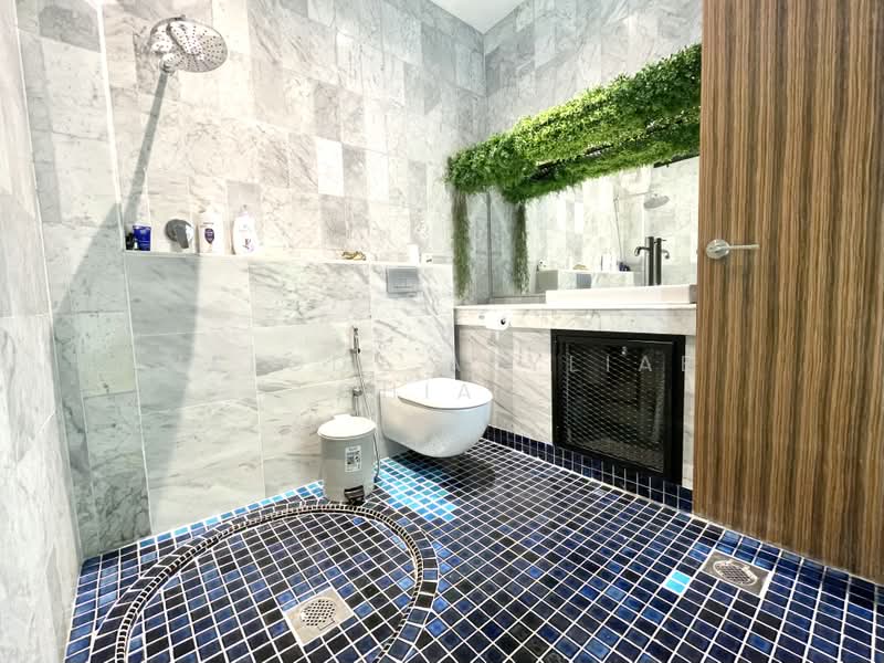 Braddell Heights Estate, Matlock Rise, 7 Bedrooms, 4,500 sqft, Semi-Detached House For Rent, by Melody Azyliae Chiam, 500173616 - Bathroom - PropertyGuru.com.sg