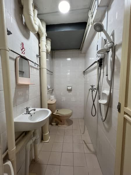 94 Lorong 4 Toa Payoh, 94 Lorong 4 Toa Payoh, 2 Bedrooms, 645 sqft, HDB Flat For Rent, by Wong Kai Sun  黄开山, 500173631 - Bathroom - PropertyGuru.com.sg
