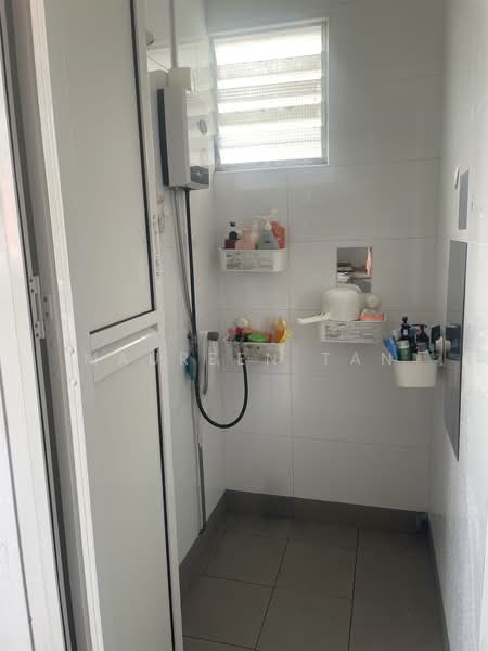 523 Bukit Batok Street 52, 523 Bukit Batok Street 52, 2 Bedrooms, 743 sqft, HDB Flat For Sale, by Maureen Tan, 500173675 - Bathroom - PropertyGuru.com.sg
