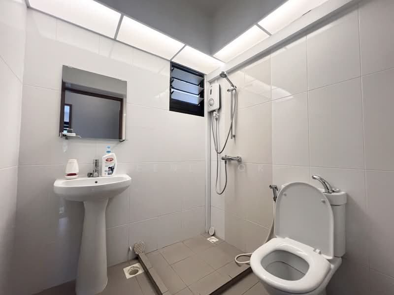 467A Bukit Batok West Avenue 9, 467A Bukit Batok West Avenue 9, 3 Bedrooms, 1,001 sqft, HDB Flat For Sale, by Reene Tok, 500173741 - Bathroom - PropertyGuru.com.sg