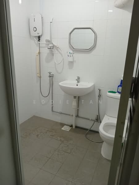 914 Jurong West Street 91, 914 Jurong West Street 91, 3 Bedrooms, 1,119 sqft, HDB Flat For Sale, by Eddie Tan, 500173750 - Bathroom - PropertyGuru.com.sg