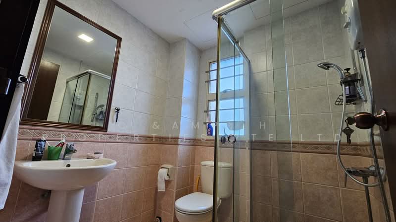 Verde Crescent, Verde Crescent, 5 Bedrooms, 2,800 sqft, Corner Terrace For Sale, by JACOB, 500173757 - Bathroom - PropertyGuru.com.sg