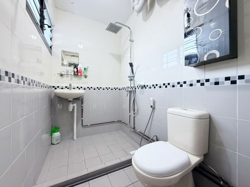 48 Lengkok Bahru, 48 Lengkok Bahru, 3 Bedrooms, 1,108 sqft, HDB Flat For Sale, by Nazri Baobed, 500173782 - Bathroom - PropertyGuru.com.sg