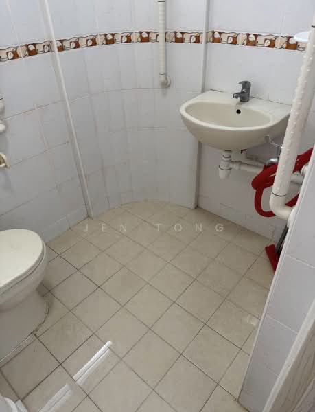 304 Hougang Avenue 5, 304 Hougang Avenue 5, 2 Bedrooms, 796 sqft, HDB Flat For Sale, by Jen Tong, 500173783 - Bathroom - PropertyGuru.com.sg