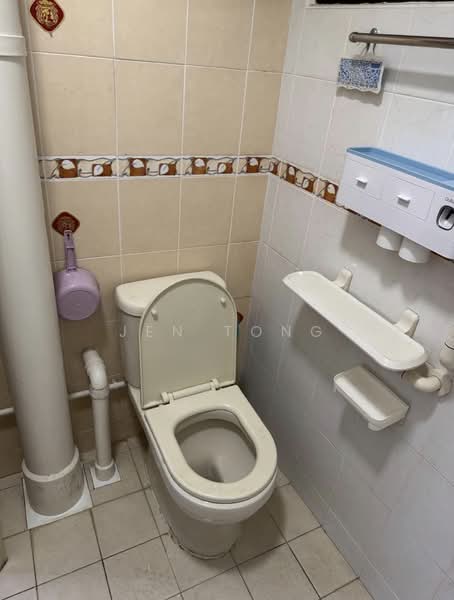 304 Hougang Avenue 5, 304 Hougang Avenue 5, 2 Bedrooms, 796 sqft, HDB Flat For Sale, by Jen Tong, 500173783 - Bathroom - PropertyGuru.com.sg